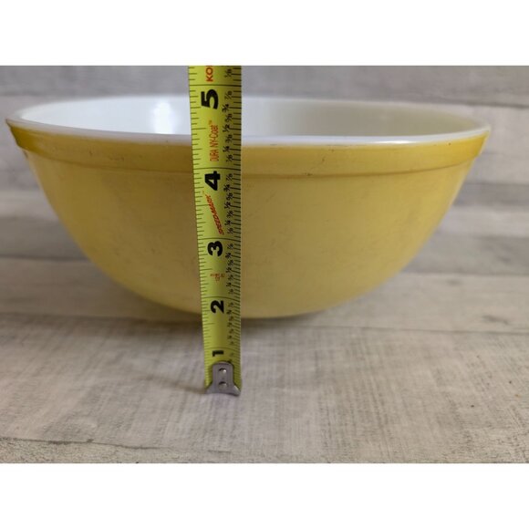 Vintage Pyrex Yellow Milk Glass Mixing Bowl 2.5 Qt - Picture 6 of 7